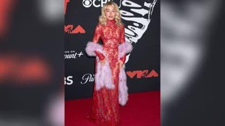 Sabrina Carpenter: Blickfang in durchsichtiger Valentino-Robe