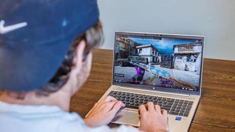 Chris (21) begon op zijn 16e met online gokken en is nu zwaar verslaafd: ’Ik verloor 20.000 euro in een dag en had helemaal niets meer’