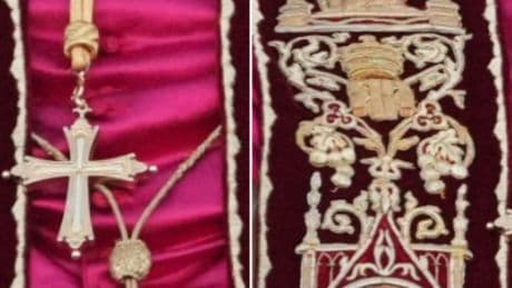 La mozzetta rossa, la croce d'oro e la stola pontificia: cosa significano i paramenti di Leone XIV