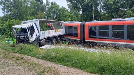 Niederbayern: Regionalzug kracht in Lkw: Strecke bleibt vorerst gesperrt