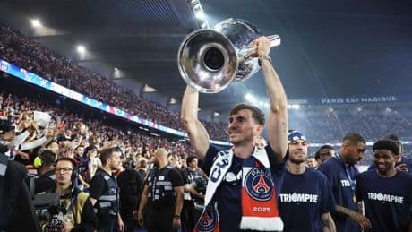 Manchester United interested in ambitious move for experienced PSG midfielder