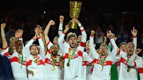 Milli futbolcu Atakan Karazor'un takımı Stuttgart, Almanya Kupası'nı kazandı