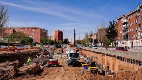 La rotura de una tubería por las obras de la A-5 deja sin agua a varias zonas de Aluche durante horas