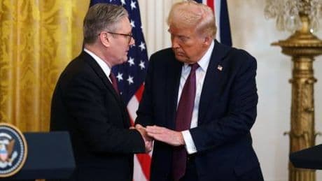 Dazi, accordo Usa-Uk. Trump attacca Powell: "Stupido". E l'Ue prepara i controdazi da 95 miliardi