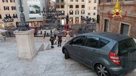 Senior brettert mit Auto die Spanische Treppe hinunter
