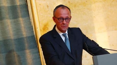 Friedrich Merz ringt mit Tränen bei Wiedereröffnung von Synagoge in München