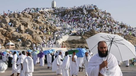Pilgerfahrt Hadsch: Tausende Gläubige beten auf dem Berg Arafat