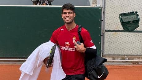 Carlos Alcaraz aparece en el entreno con la camiseta de su equipo al grito de &quot;Vamos Murcia&quot;