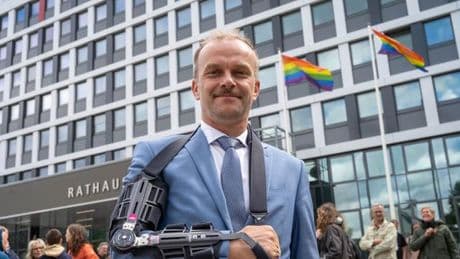 Kurz vor Amtsende: Neubrandenburgs OB lässt noch einmal Regenbogenfahne hissen