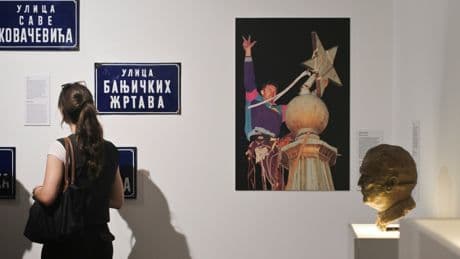 Une exposition retrace le passé des Balkans dans le "labyrinthe des années 90"