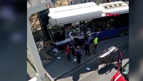 Ankara'da belediye otobüsü üst geçite çarptı: Yaralılar var