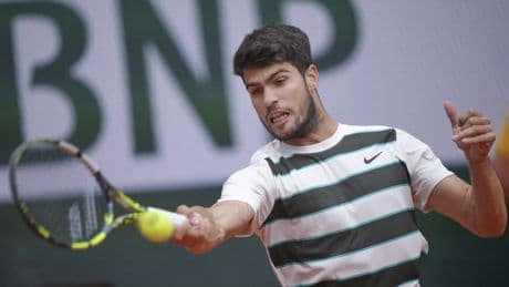 Carlos Alcaraz causa furor con su nueva camiseta de Roland Garros y unas zapatillas con un detalle único