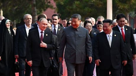 Putin und Kim marschieren bei Mega-Parade in China - Trump wittert Verschwörung