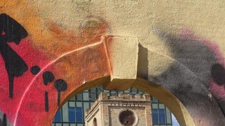 La deteriorada torre del reloj de Can Ricart