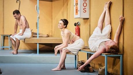 Au Festival d’Avignon, folie douce au « Sommet » avec Christoph Marthaler