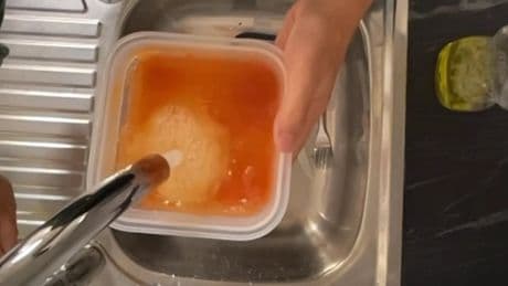 El truco definitivo para eliminar las manchas naranjas de los &#039;tuppers&#039;, según la ciencia