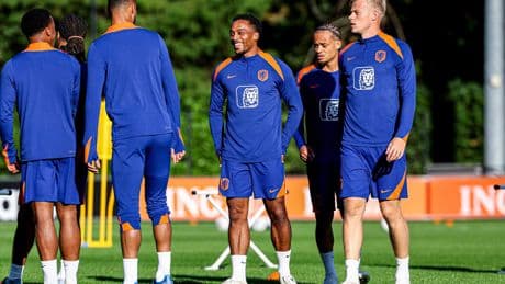 Jurriën Timber en Gakpo lachen om incident in Premier League: ’Nee, Cody en ik vechten niet, we zijn close met elkaar’