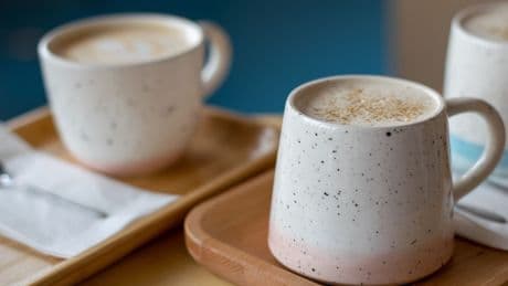 El café puede ser tu aliado o tu enemigo: los hábitos que anulan sus beneficios sin que lo sepas