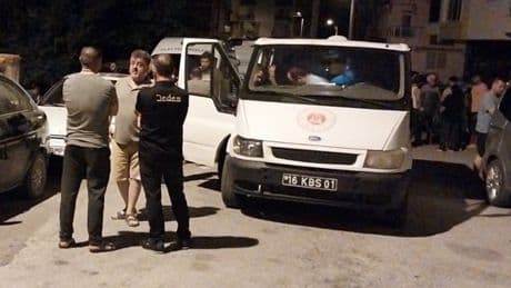 Kız kardeşini öldürüp başını kesmeye çalıştı!
