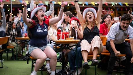 „Sweet Caroline“ – So emotional feiern Englands Fans den EM-Titel