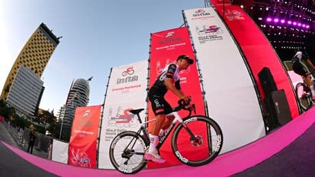 El primer Giro de Juan Ayuso comienza en las carreteras de Albania teñida de rosa