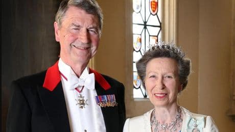 La princesa Ana estrena foto oficial antes de cumplir 75 años con su tiara preferida y vestido reciclado