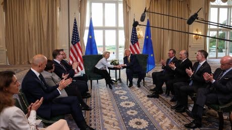 Les droits de douane de Donald Trump entrent en vigueur pour l’Europe, avec des zones d’ombre persistantes