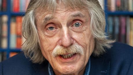 Johan Derksen: ’Terwijl Matthijs hulpeloos op de grond lag, stak Eus hem nog een mes in de rug’