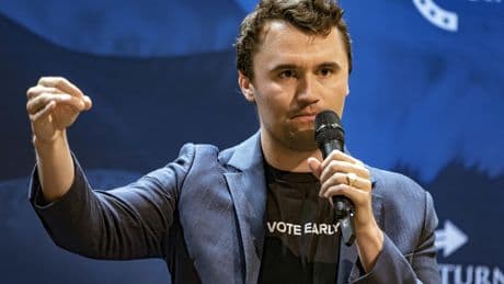 Qui était Charlie Kirk, l’influenceur pro-Trump tué par balle lors d’un rassemblement ?
