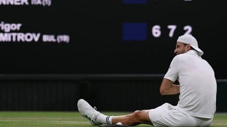 Sinner se salva de caer en Wimbledon por una lesión de Dimitrov