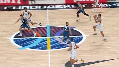 Basketball-EM: Irrer Dreier bringt die Wende – Wunderwurf von der Mittellinie im Video