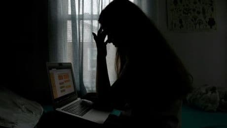 Entre la perte de temps et le stress, la surexposition aux écrans et réseaux sociaux ampute le PIB français de 0,6 point (et ce serait même 2,3 points d'ici 2060)