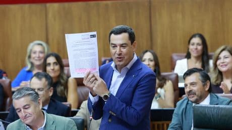 Moreno Bonilla desmonta las críticas sanitarias de la oposición al superar Andalucía por primera vez el gasto medio nacional por habitante