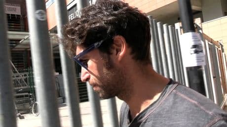 Fotografían a Cayetano Rivera, con una mujer tras cancelar sus compromisos laborales: "Tenían 'feeling"