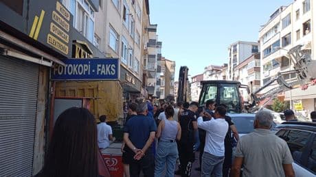 Kamyonun frenleri patladı, dükkana daldı: O anlar kamerada