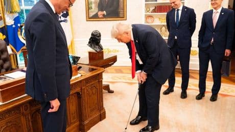 Kanzler beim Antrittsbesuch in USA: Was sich Merz und Trump gegenseitig geschenkt haben