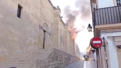 El incendio declarado en la Mezquita-Catedral de Córdoba ya ha sido acotado y está en proceso de extinción