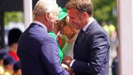 El Reino Unido recibe solemne a Macron y se abre simbólicamente a la UE
