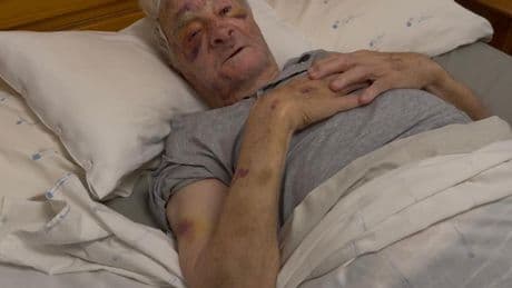 La brutal paliza a Vicente, exjuez de 89 años: su sobrina de 40 le pegó por 100 € y hasta "le rompió el bastón en la cabeza"