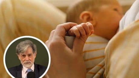 El pediatra Carlos González desmonta el mito de la lactancia materna: «No afecta al vínculo con el bebé»