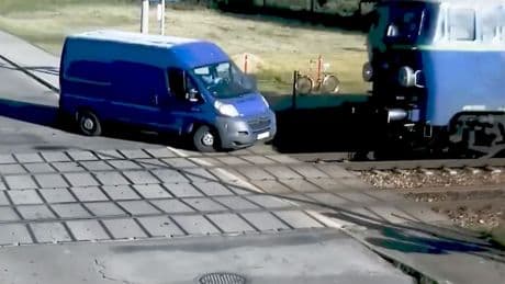 Heftige Zugkollision: Lok rammt Lieferwagen von den Schienen