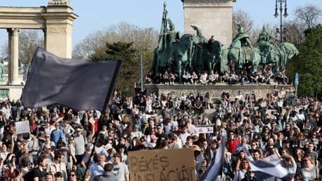 Hongrie : des milliers de personnes manifestent en gris à Budapest pour se moquer de l’interdiction de la Marche des fiertés par Viktor Orban