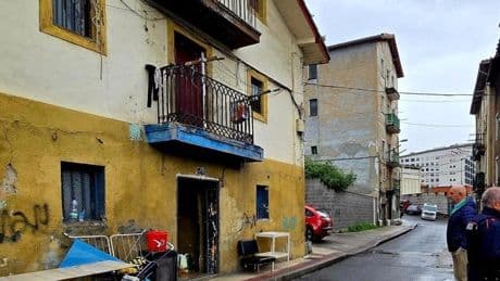 Intervención policial para desalojar una vivienda okupada en Barakaldo después de varios años de denuncias