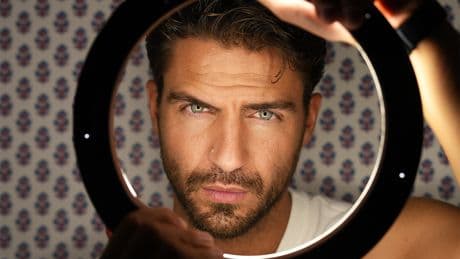 Maxi Iglesias: "Llevo años trabajando para que me den papeles que no sean de guapo, no me los dan y me he hartado"