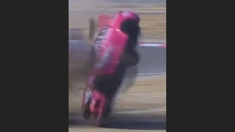 Er überschlägt sich 7,5 Mal - Dramatischer Crash im Motorsport