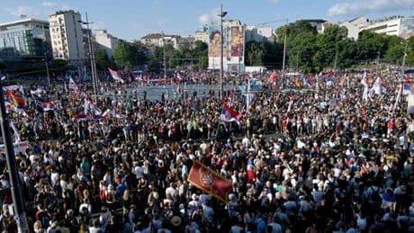 Serbie : environ 140 000 manifestants à Belgrade réclament des élections législatives anticipées