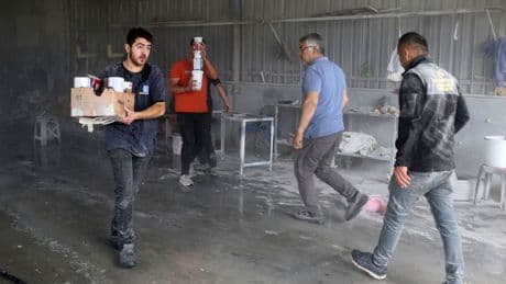 Atölye yangınında malzemeleri kurtarmaya çalışan işçiler yaralandı