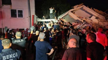 Balıkesir'de 6,1 büyüklüğünde deprem: Belediye Başkanı Akın, enkaz altında kalan bir kişinin hayatını kaybettiğini açıkladı