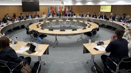Economía lanza el Plan ICEX frente a los aranceles en medio de críticas de las comunidades del PP