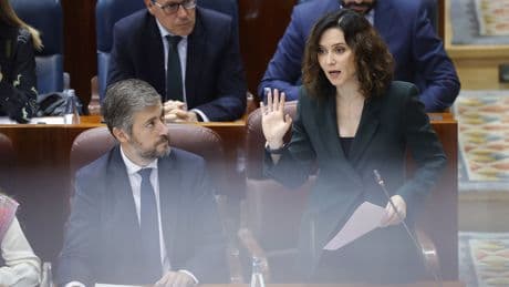 La izquierda celebra la gestión de Sánchez del gran apagón y Ayuso recuerda: &quot;Se han perdido cinco vidas&quot;